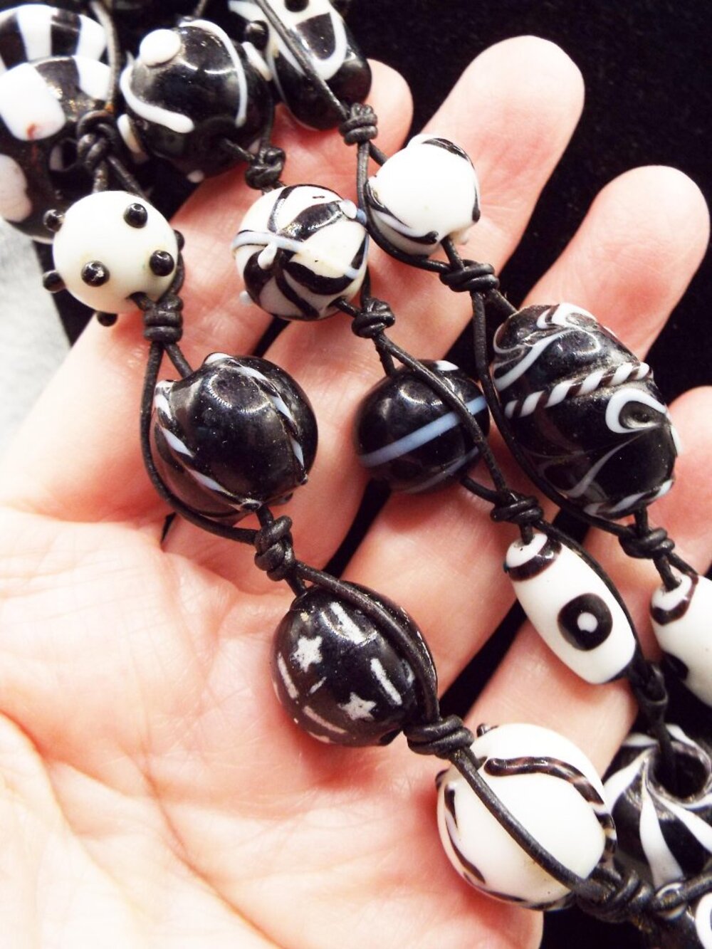 HANDMADE ARTISAN BLACK & WHITE ARTGLASS LAMPWORK WEDDING CAKE 3 STD. NECKLACE O3 - Picture 3 of 6